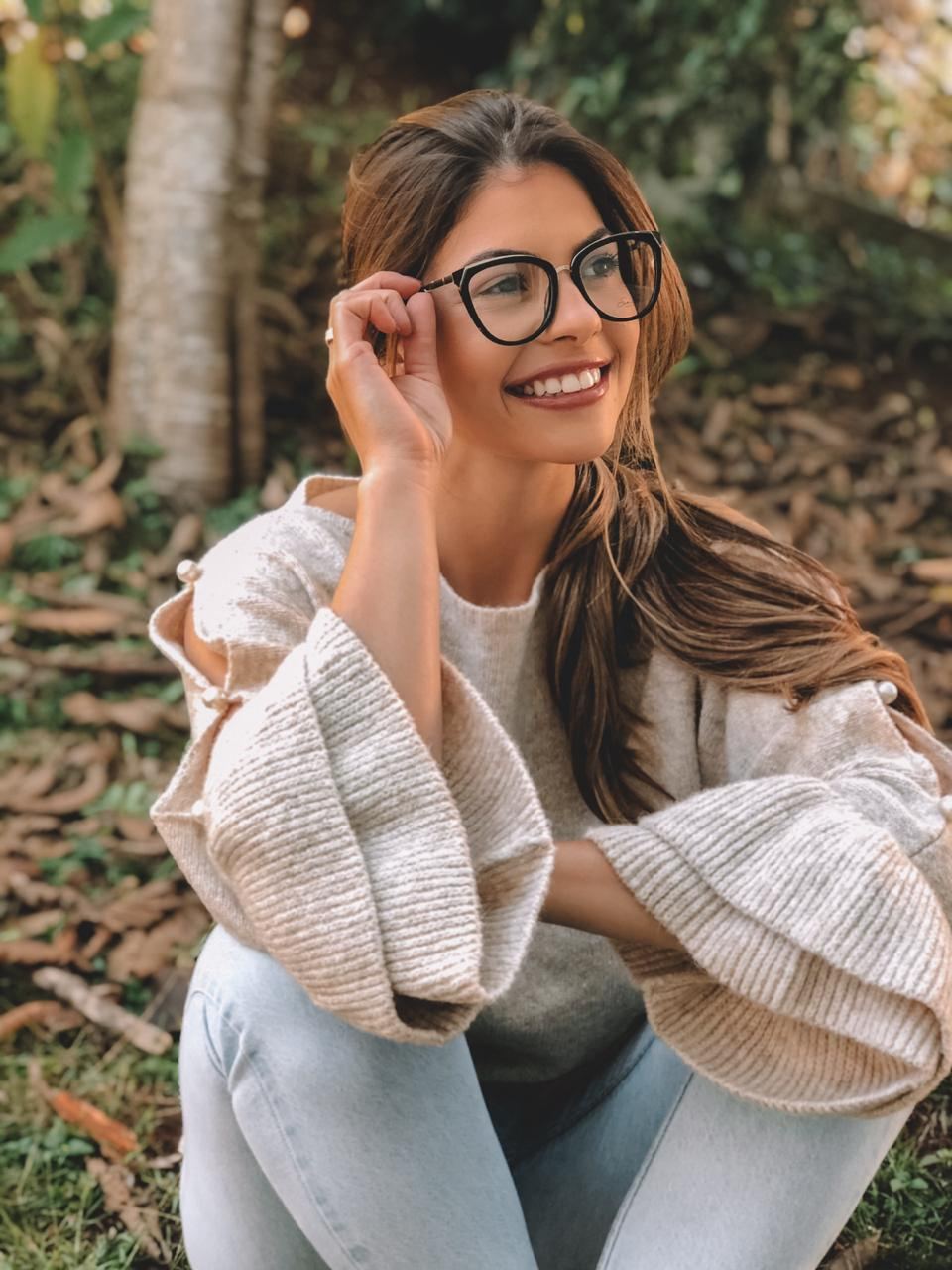 Mulher sorridente usando armação de óculos Sole Occhiali ao ar livre