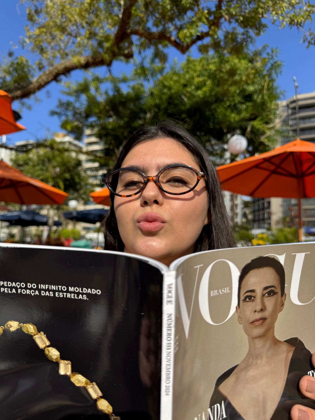 Armação de óculos Sole Occhiali em produção editorial de moda
