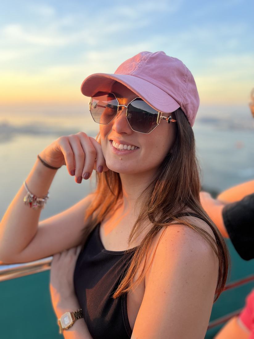 Mulher usando óculos de sol Sole Occhiali durante passeio de barco