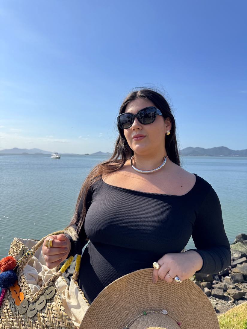 Mulher usando óculos de sol Sole Occhiali à beira-mar