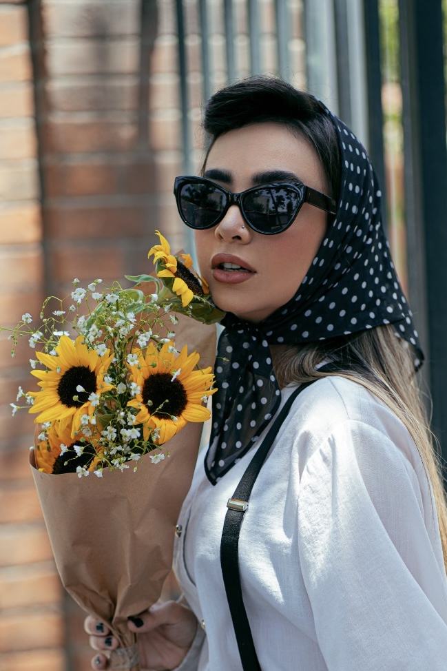 Mulher usando óculos de sol Sole Occhiali com lenço floral