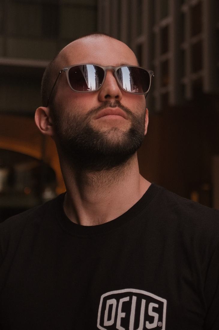 Homem usando óculos de sol Sole Occhiali com armação preta