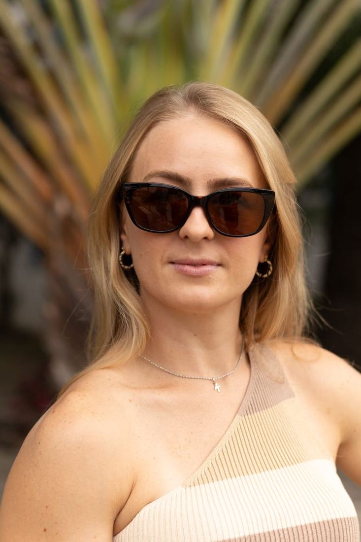 Mulher usando óculos de sol Sole Occhiali ao ar livre