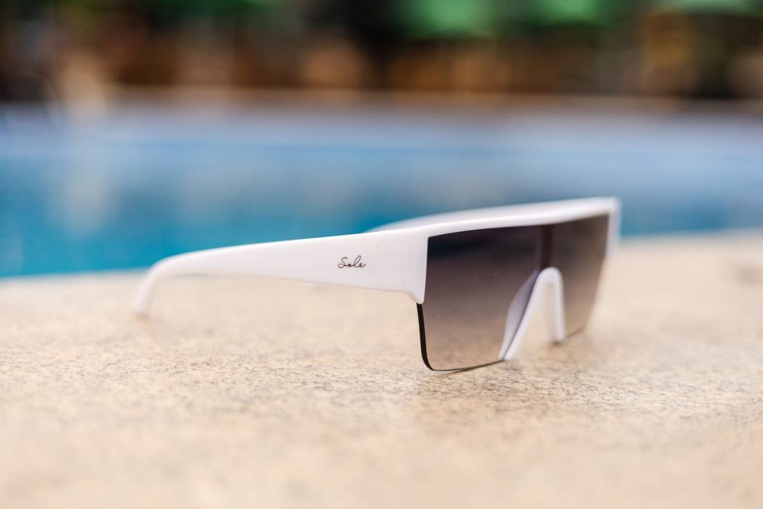 Óculos de sol Sole Occhiali em still de produto à beira da piscina
