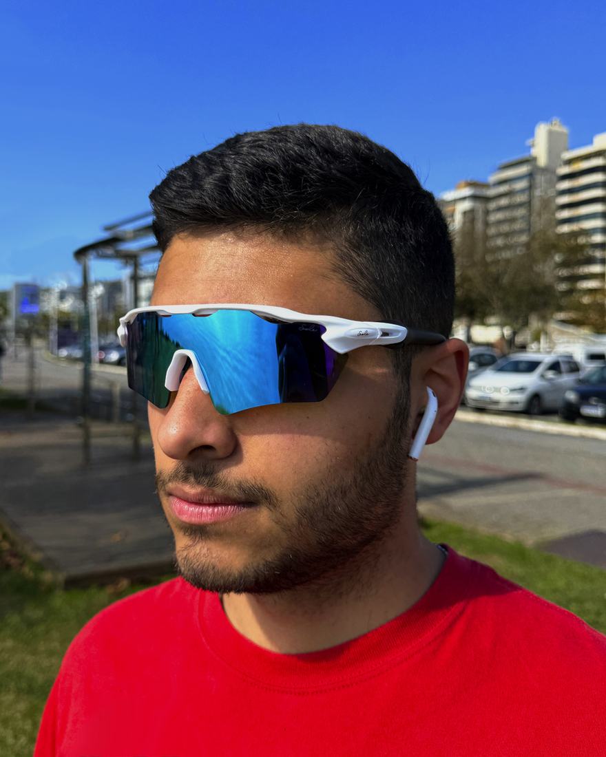Homem usando óculos de sol esportivo Sole Occhiali