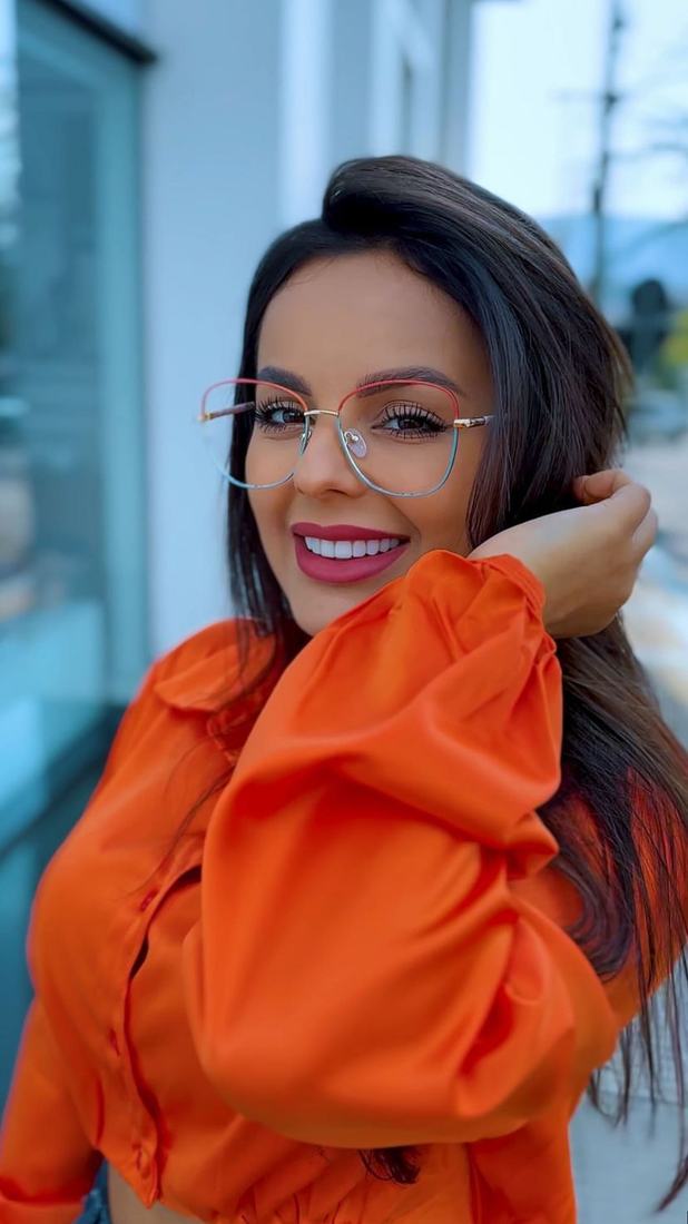 Mulher sorrindo usando óculos de sol Sole Occhiali