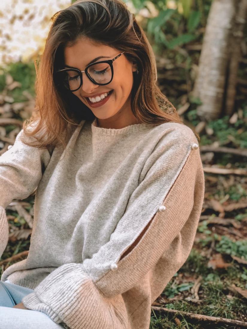 Mulher usando armação de óculos de grau Sole Occhiali ao ar livre