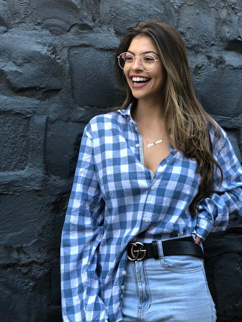 Mulher usando armação de óculos Sole Occhiali sorrindo