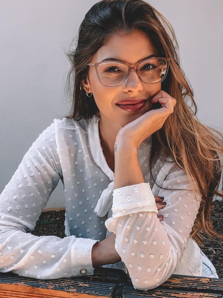 Mulher usando armação de óculos Sole Occhiali em estilo elegante